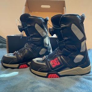Youth snowboard boots. DC